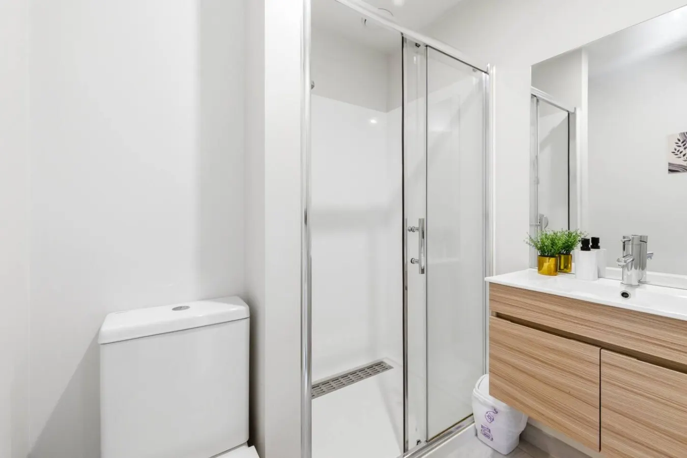 3 Ensuites 2 mins walk to the Stadium FREE parking 16