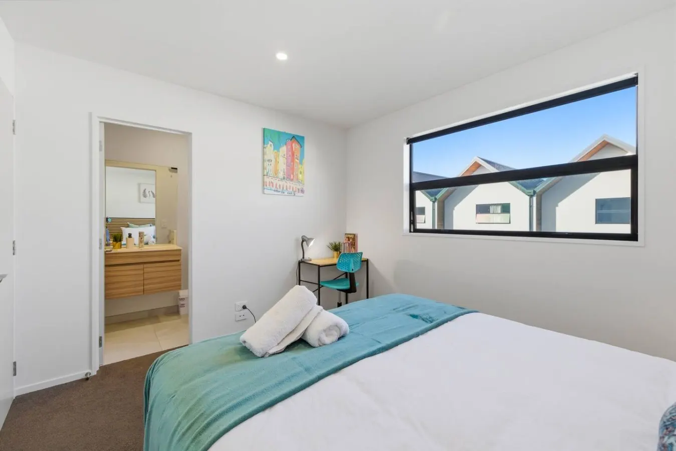 3 Ensuites 2 mins walk to the Stadium FREE parking 17