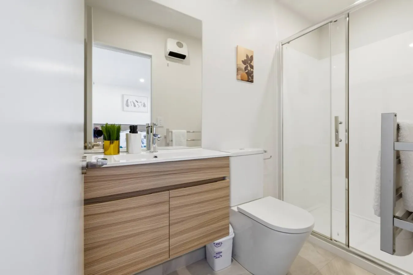 3 Ensuites 2 mins walk to the Stadium FREE parking 18