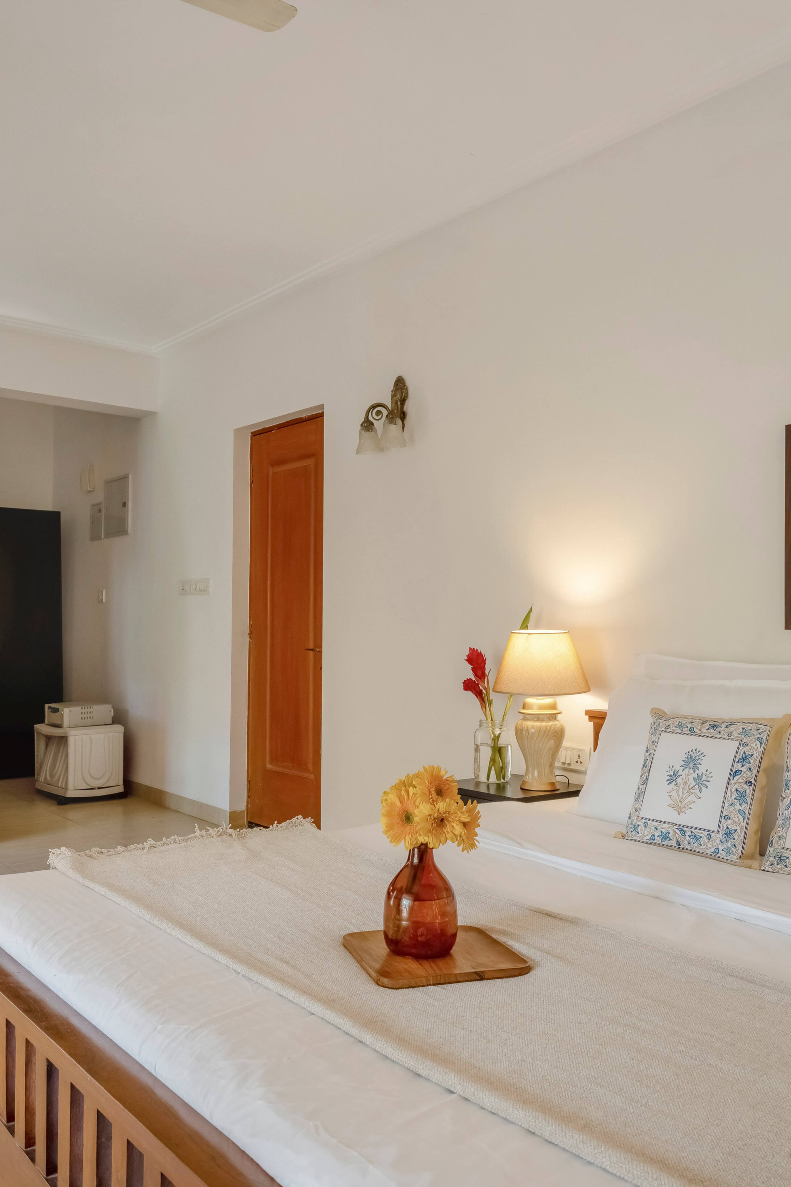 Stylish garden view studio in the heart of siolim 19