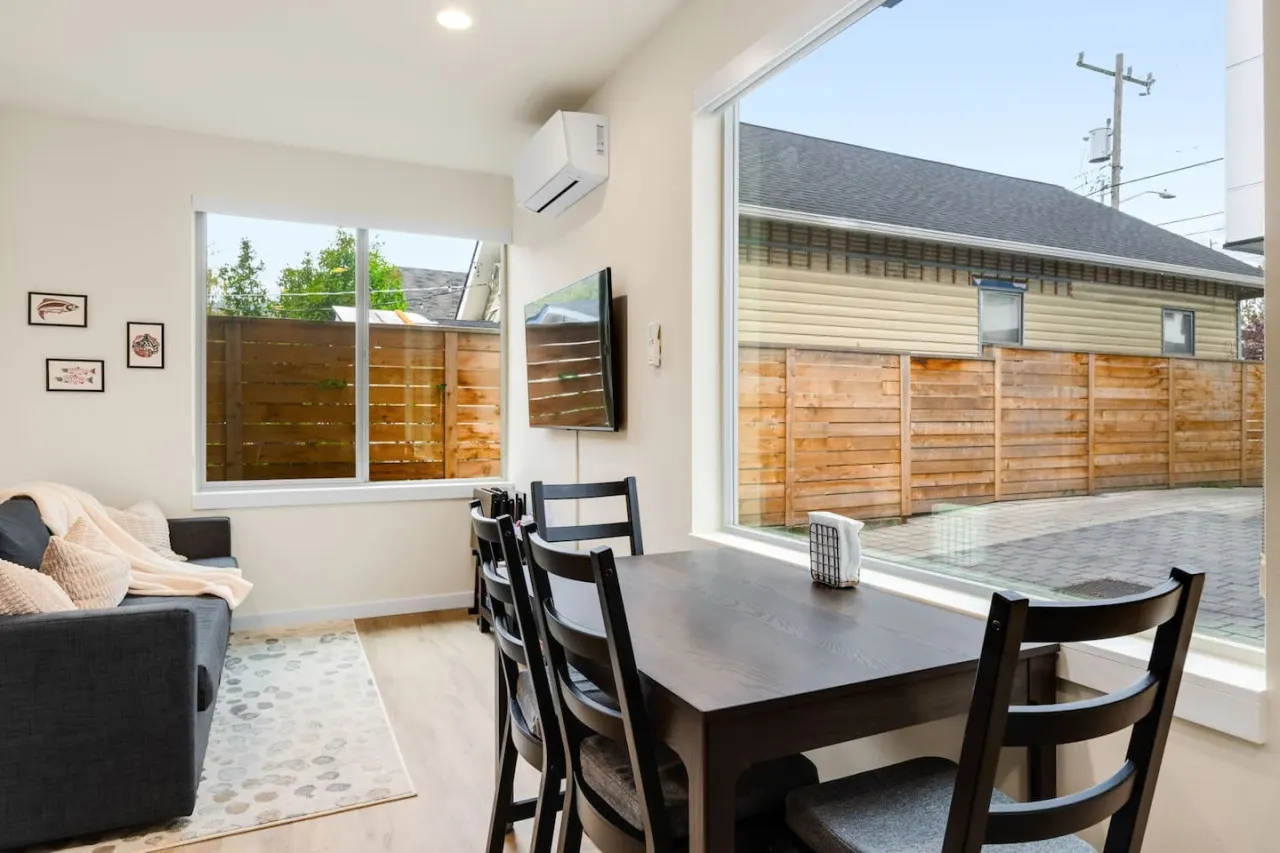 Urban Roosevelt/Greenlake Getaway 10
