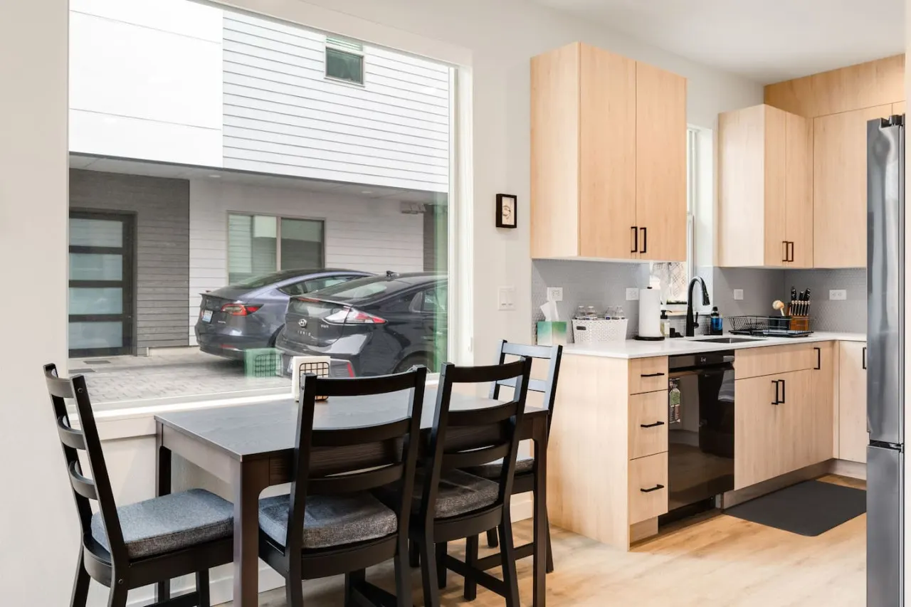 Urban Roosevelt/Greenlake Getaway 11