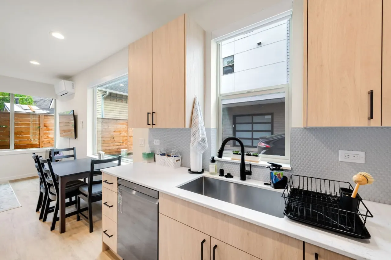 Urban Roosevelt/Greenlake Getaway 12