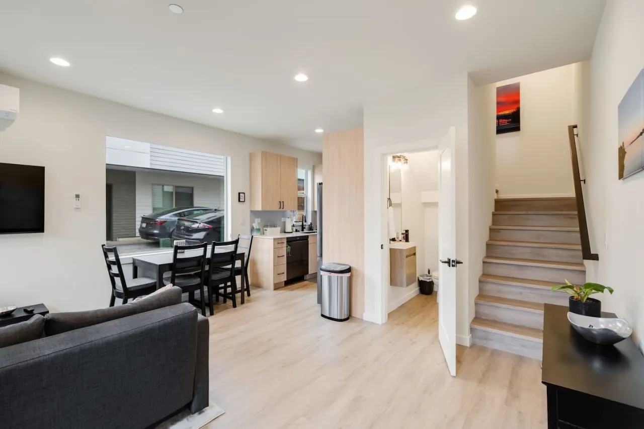Urban Roosevelt/Greenlake Getaway 4