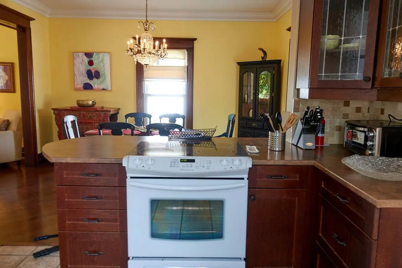Downtown Picton, salt water pool, One Beach Pass included! 9