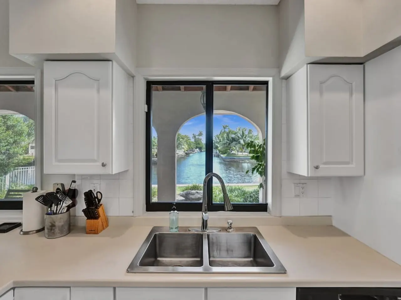 Waterfront Heated Saltwater Pool & Kayaks 18
