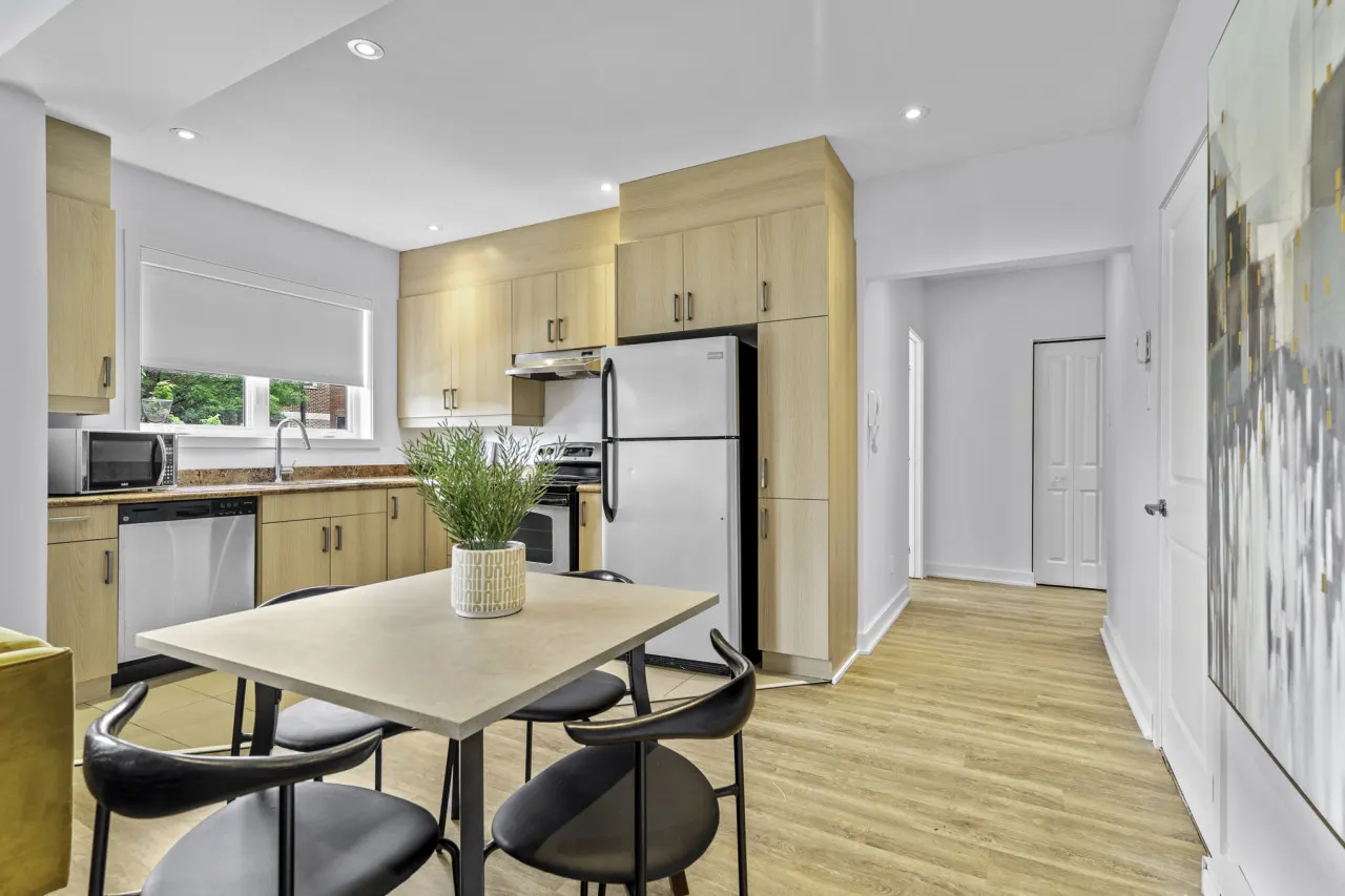 Little Italy - Stylish 2-Bedroom Haven by Jean Talon Market - Unit 1 2