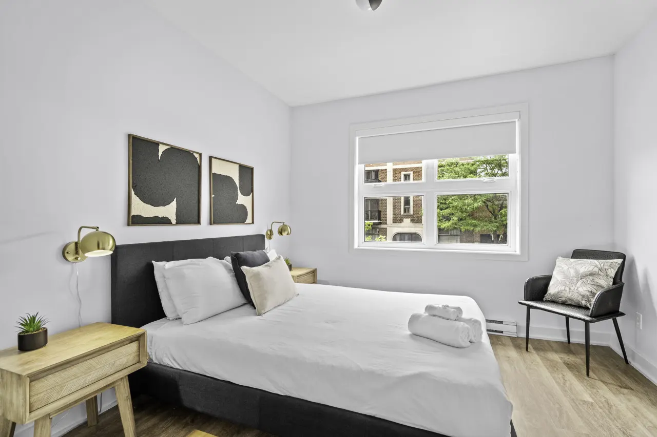 Little Italy - Stylish 2-Bedroom Haven by Jean Talon Market - Unit 1 9