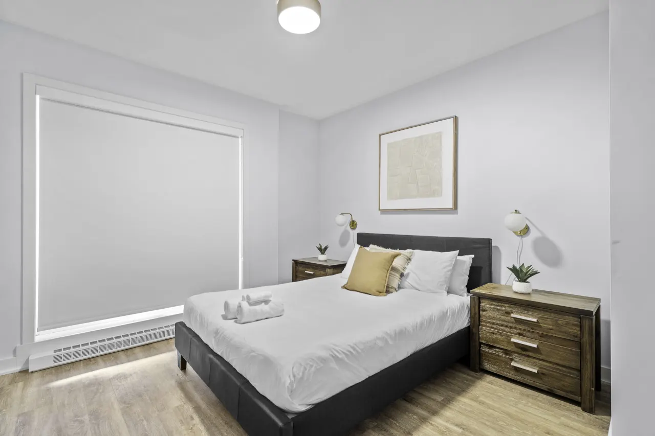 Little Italy - Stylish 2-Bedroom Haven by Jean Talon Market - Unit 1 10