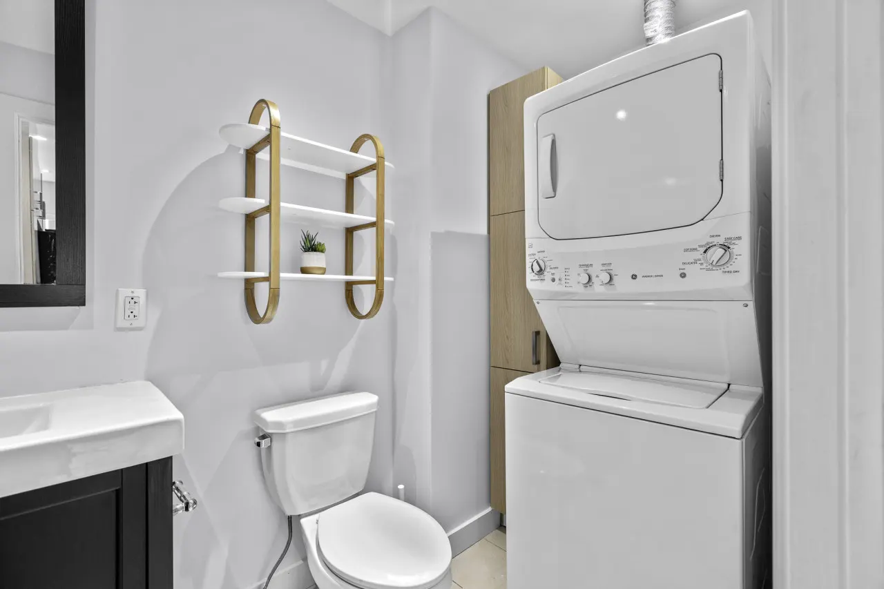 Little Italy - Stylish 2-Bedroom Haven by Jean Talon Market - Unit 1 11