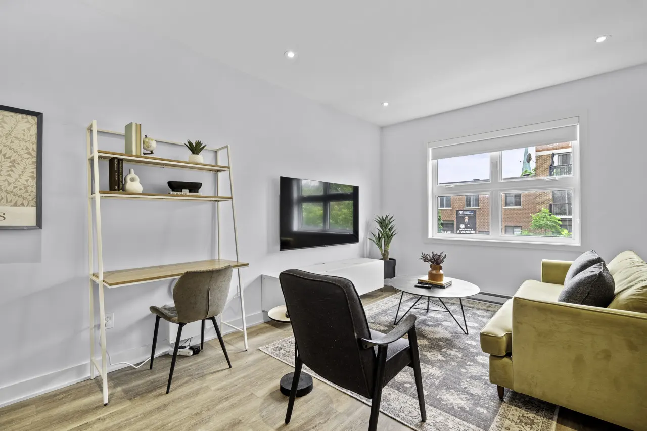 Little Italy - Stylish 2-Bedroom Haven by Jean Talon Market - Unit 1 4