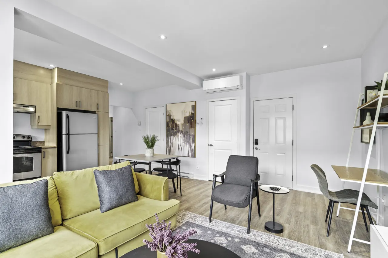 Little Italy - Stylish 2-Bedroom Haven by Jean Talon Market - Unit 1 5