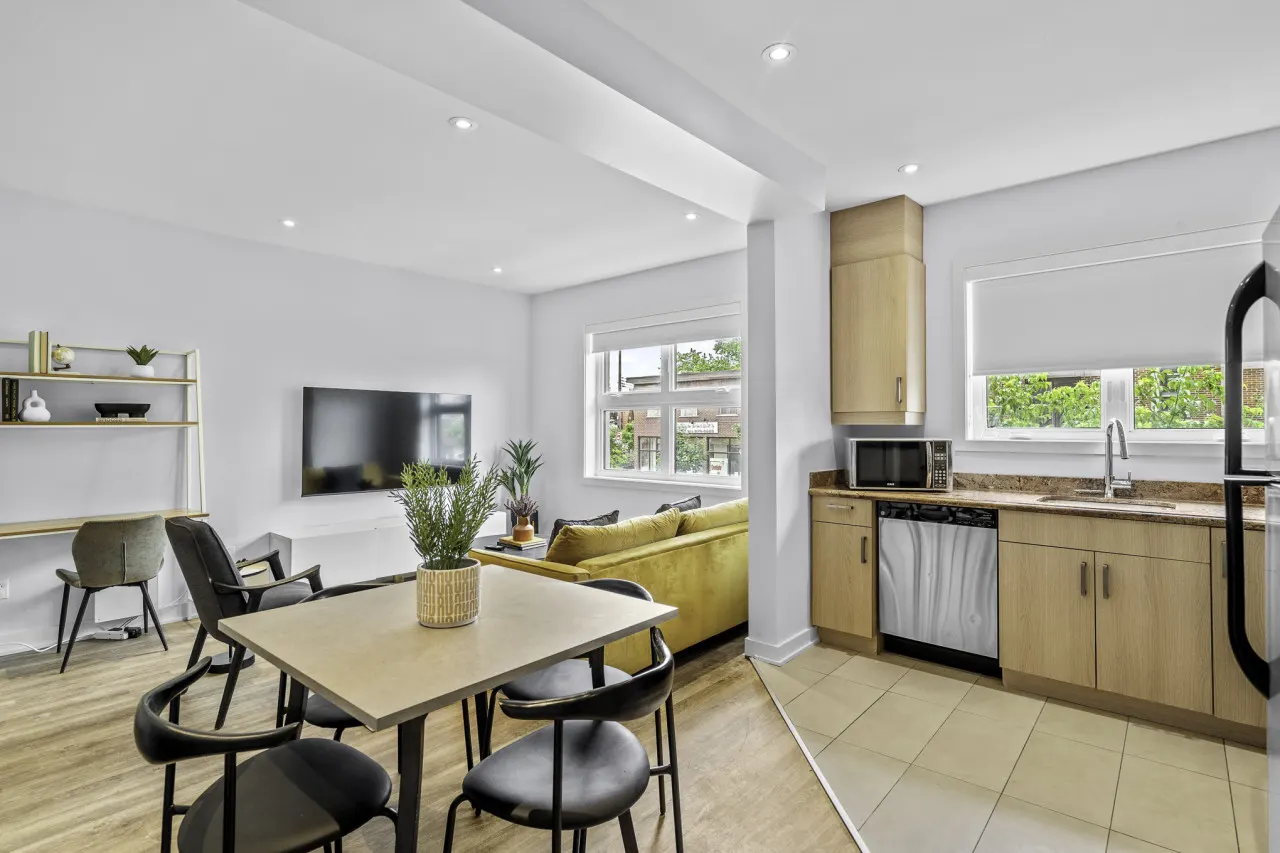 Little Italy - Stylish 2-Bedroom Haven by Jean Talon Market - Unit 1 6