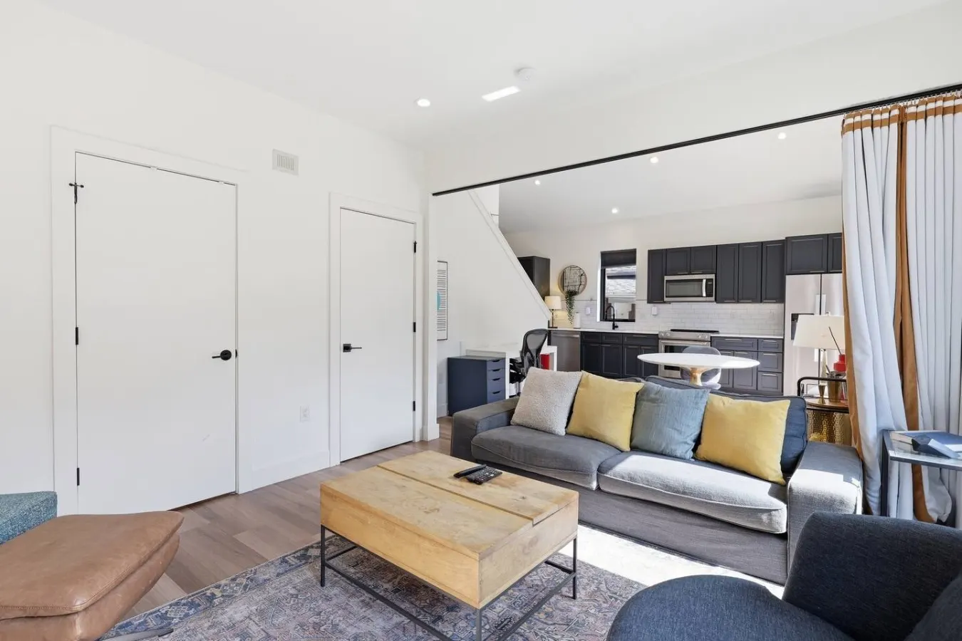 Modern & Bright 1-Bedroom Near Short North 12