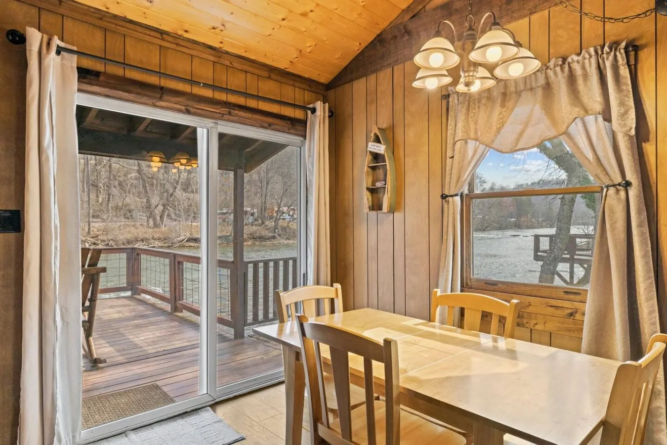 Riverfront Cabin Mtn Views, Fishing & Rafting 7