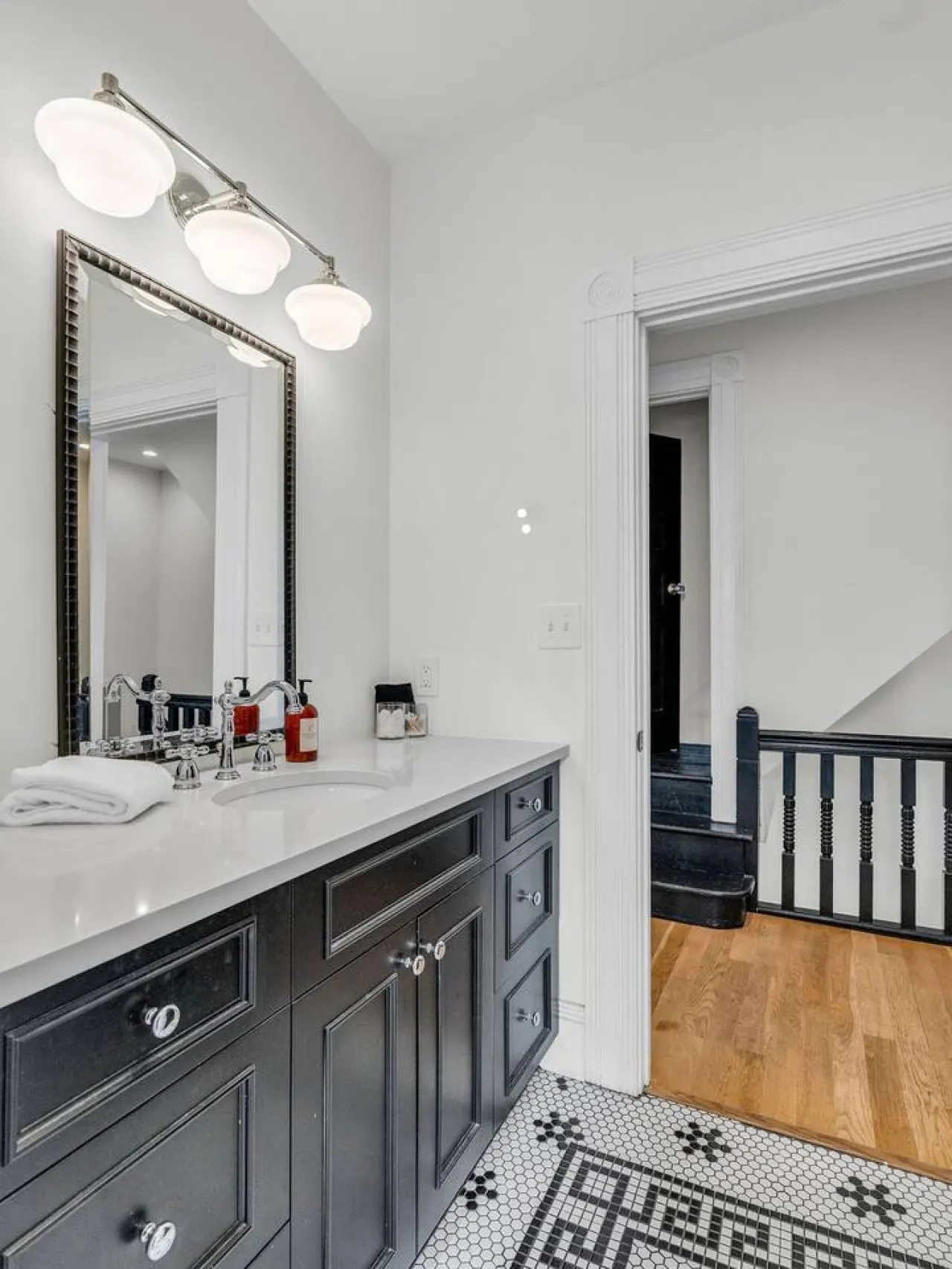 Downtown Knoxville Townhome ~ 45min to Smokies 16