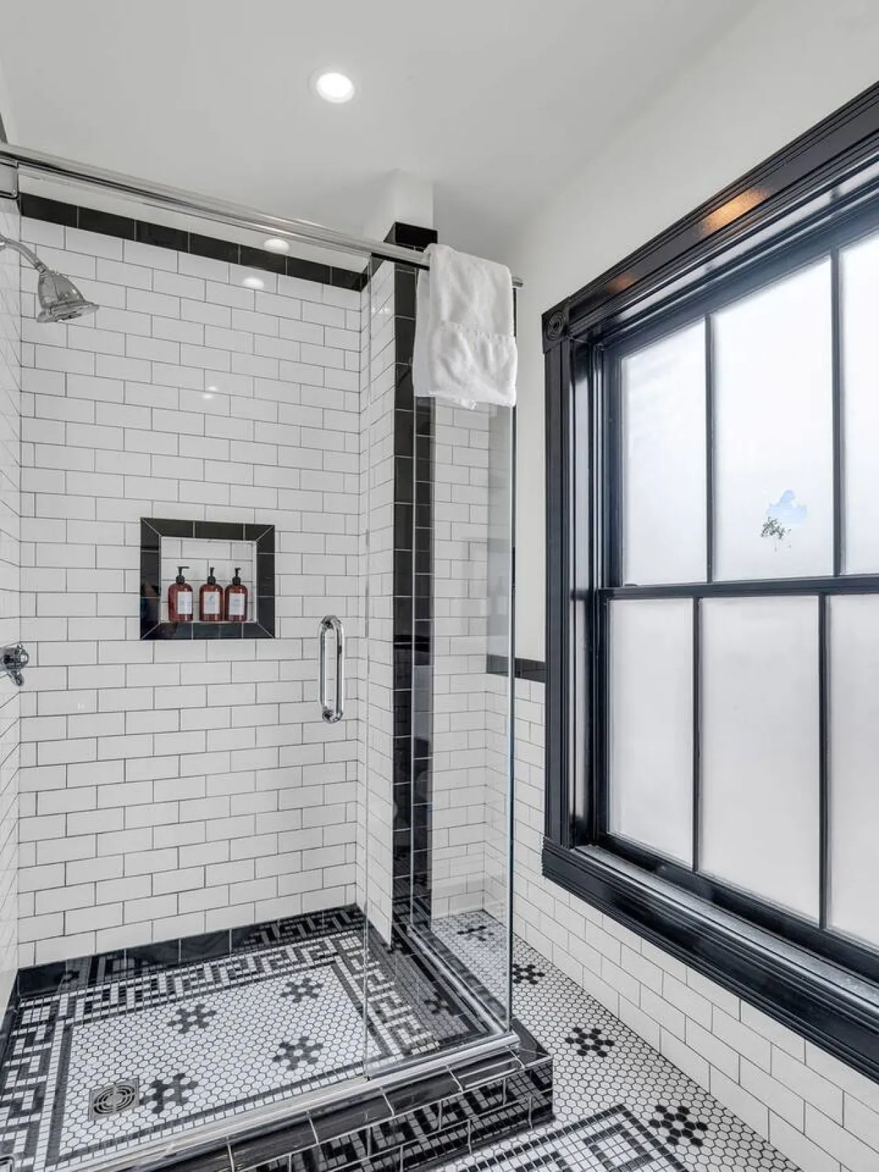 Downtown Knoxville Townhome ~ 45min to Smokies 8