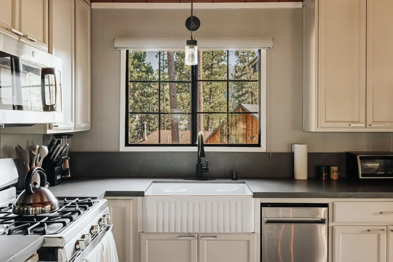 Modern Retreat Spa, EV, Mountain Snow Views & BBQ 9