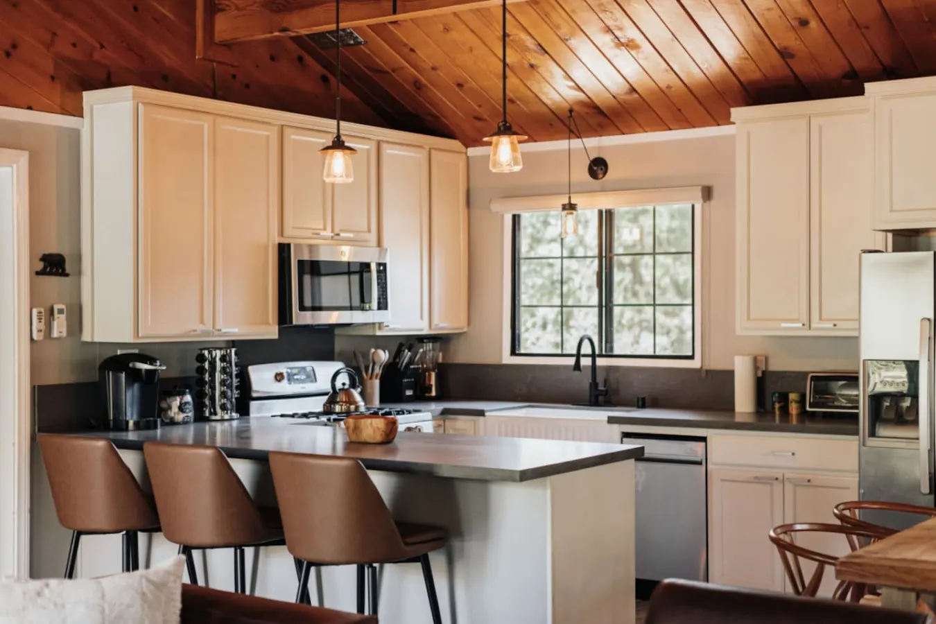 Modern Retreat | Spa, EV, Mountain Snow Views & BBQ — photo 3