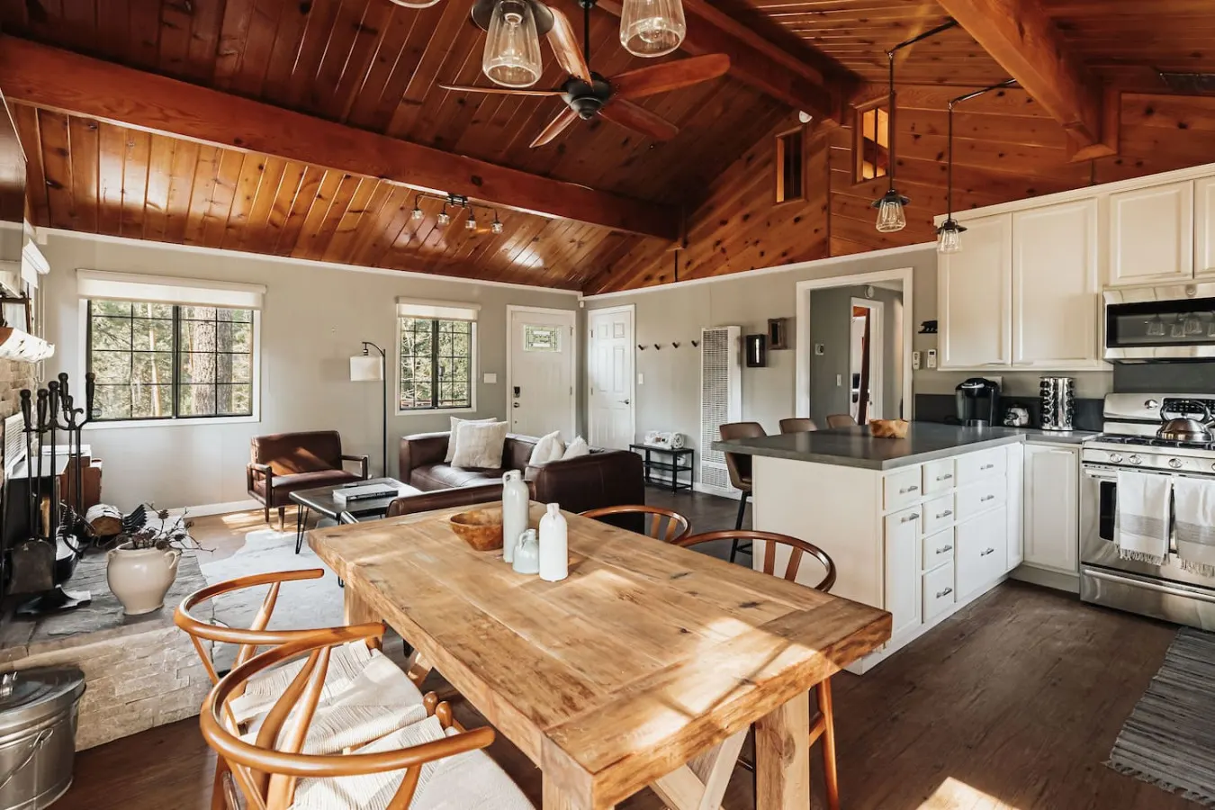 Modern Retreat | Spa, EV, Mountain Snow Views & BBQ — photo 4