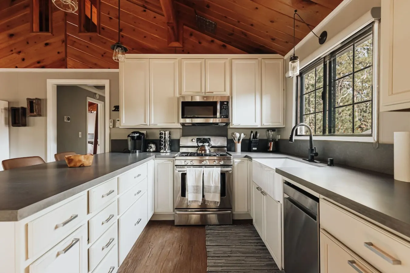 Modern Retreat Spa, EV, Mountain Snow Views & BBQ 6