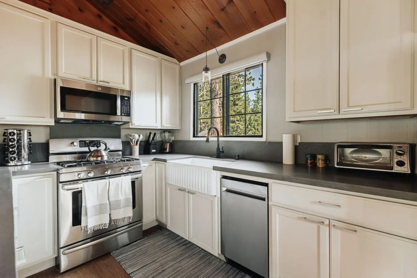 Modern Retreat Spa, EV, Mountain Snow Views & BBQ 8