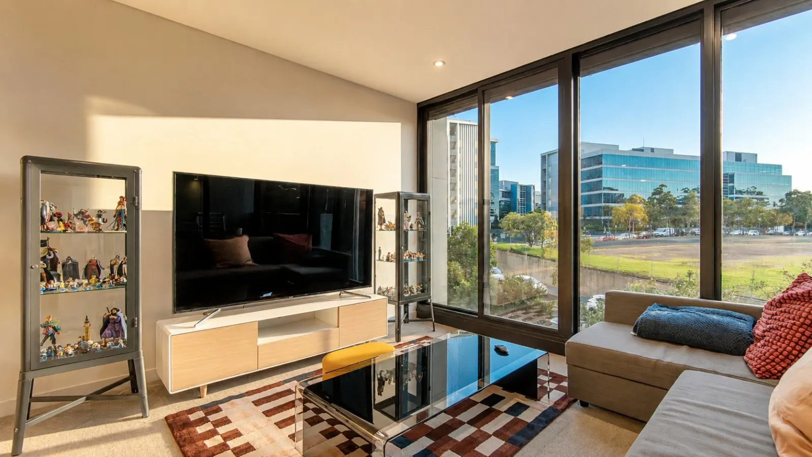 North Ryde 2BR + Study | Metro, Parking, Pool — photo 2