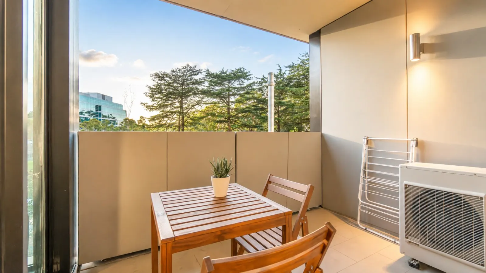North Ryde 2BR + Study Metro, Parking, Pool 14