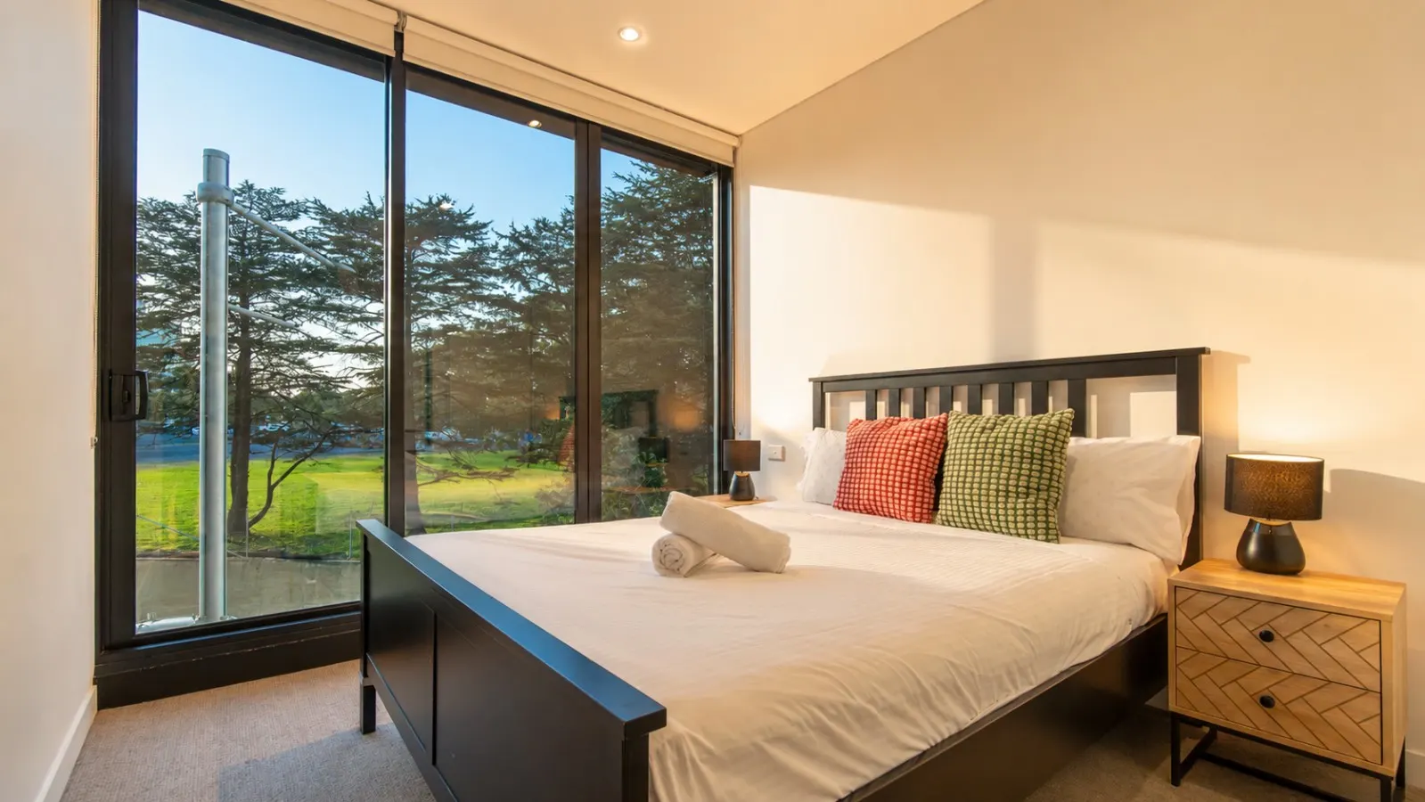 North Ryde 2BR + Study Metro, Parking, Pool 8