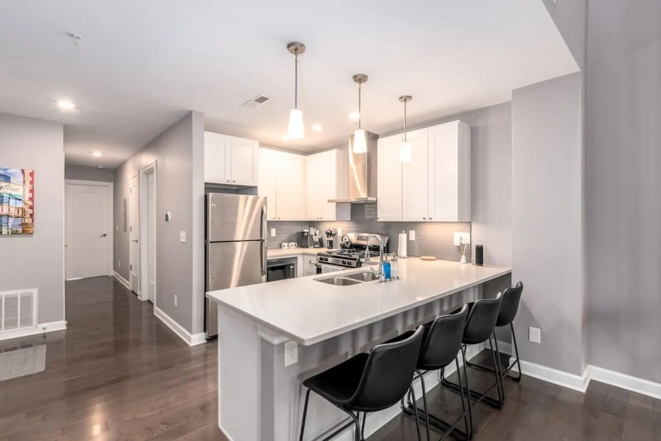 Soaring 2-Bedroom Parkside Loft Walkable to it All — foto 2