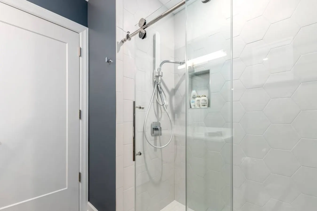 Soaring 2-Bedroom Parkside Loft Walkable to it All — foto 4