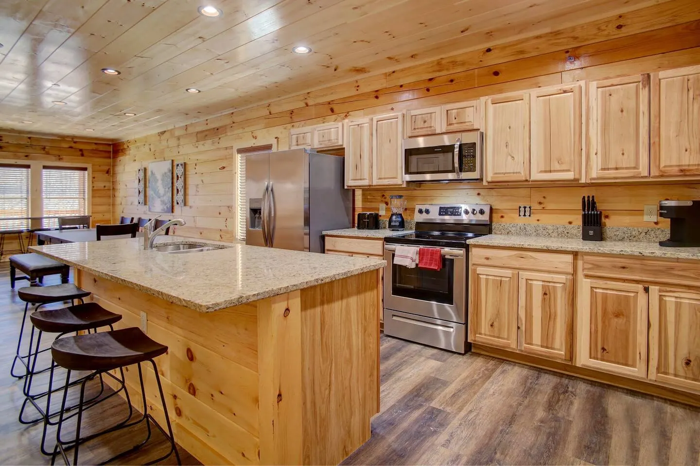 NEW BUILD-5BD-Hottub-WIFI-Theater-Pool Tble-ROKU — photo 4