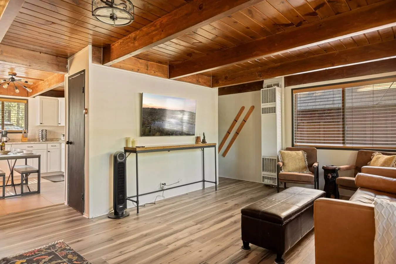 Solheim Lodge Hot Tub, Fire Pit, EV Charger, Pets 15