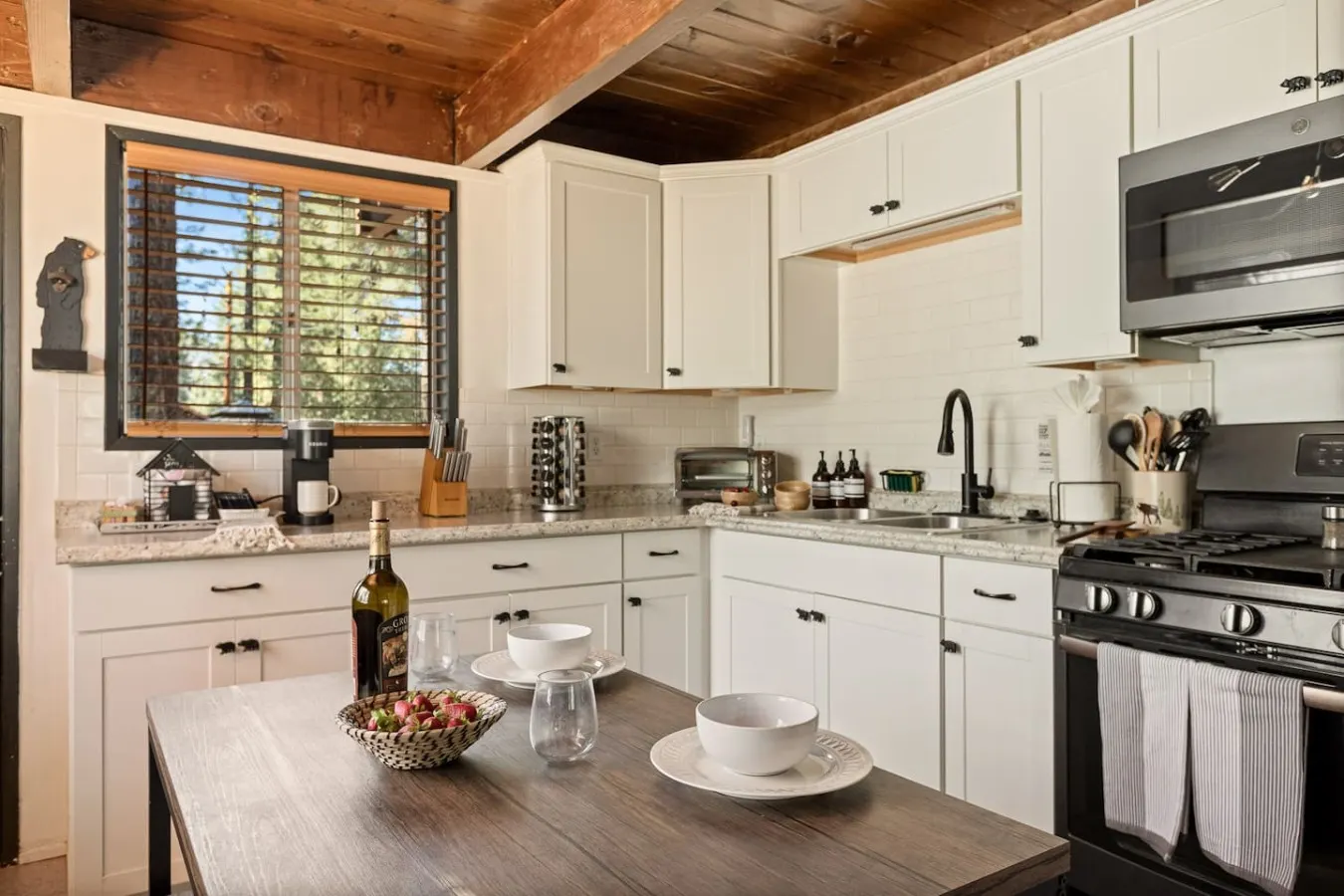 Solheim Lodge Hot Tub, Fire Pit, EV Charger, Pets 8