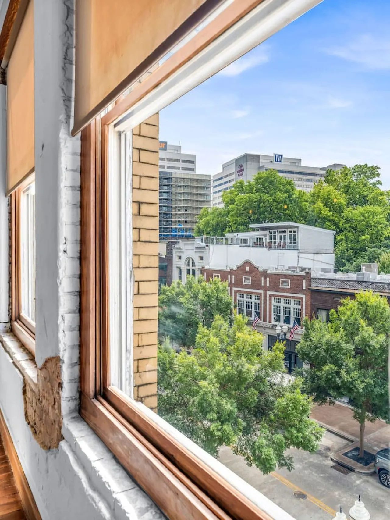 Cityscape Comfort ~ The Heart of DT Knoxville — photo 4