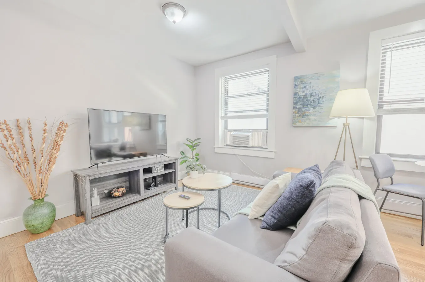 Simple 1BR w/ 99 WalkScore, Fast Wifi + SmartLock