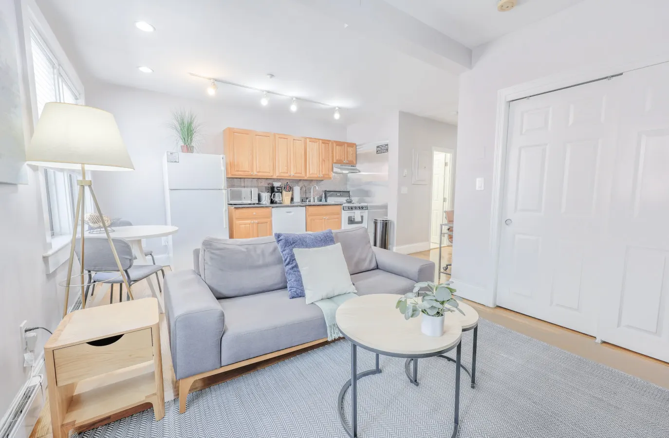 Simple 1BR w/ 99 WalkScore, Fast Wifi + SmartLock — photo 3
