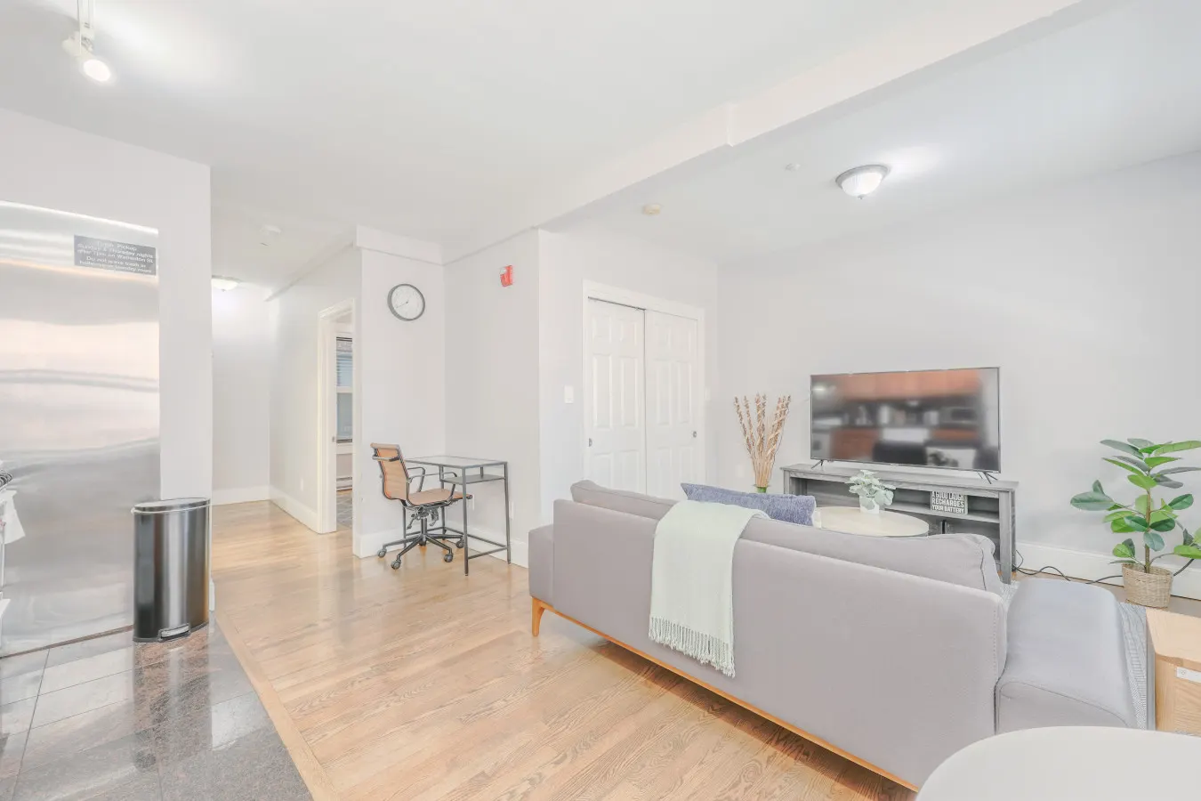 Simple 1BR w/ 99 WalkScore, Fast Wifi + SmartLock — photo 4