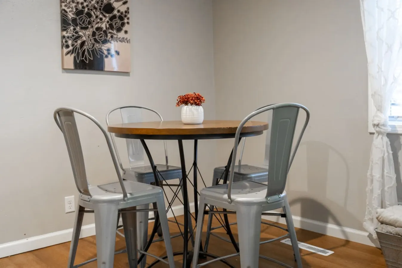 The Easy Escape: A Delightful 2 Bedroom Downtown Retreat House in Sioux Falls 14