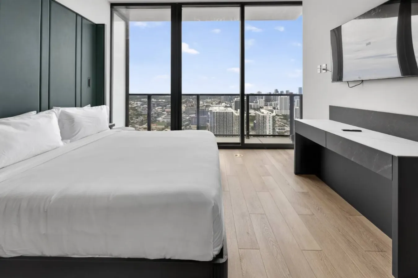 2BR Miami Luxury Suite in Condo w/Resort Amenities 17