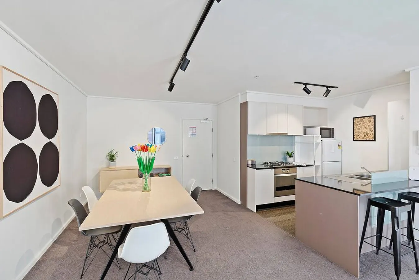 Amy: 2 Bed, 2 Bath Apartment — photo 3