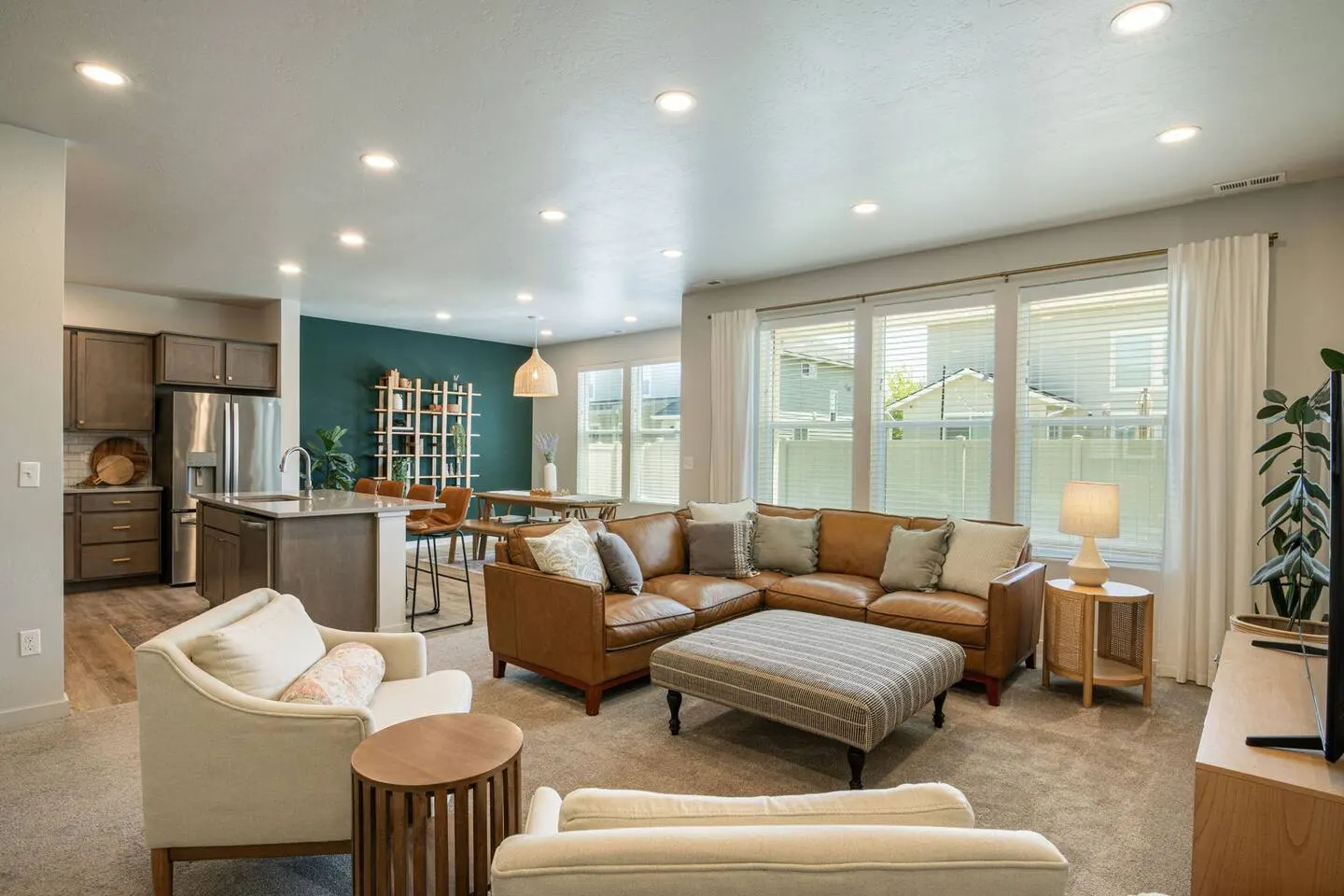 King Suites | Sleeps 10 | Large Garage | St Lukes