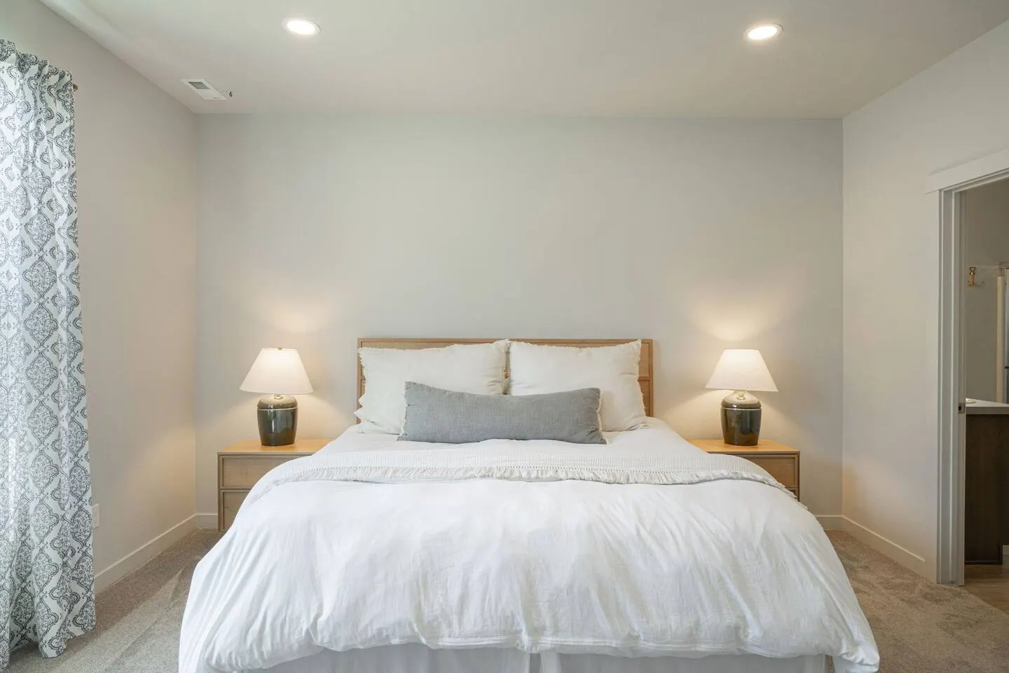 King Suites | Sleeps 10 | Large Garage | St Lukes — photo 2
