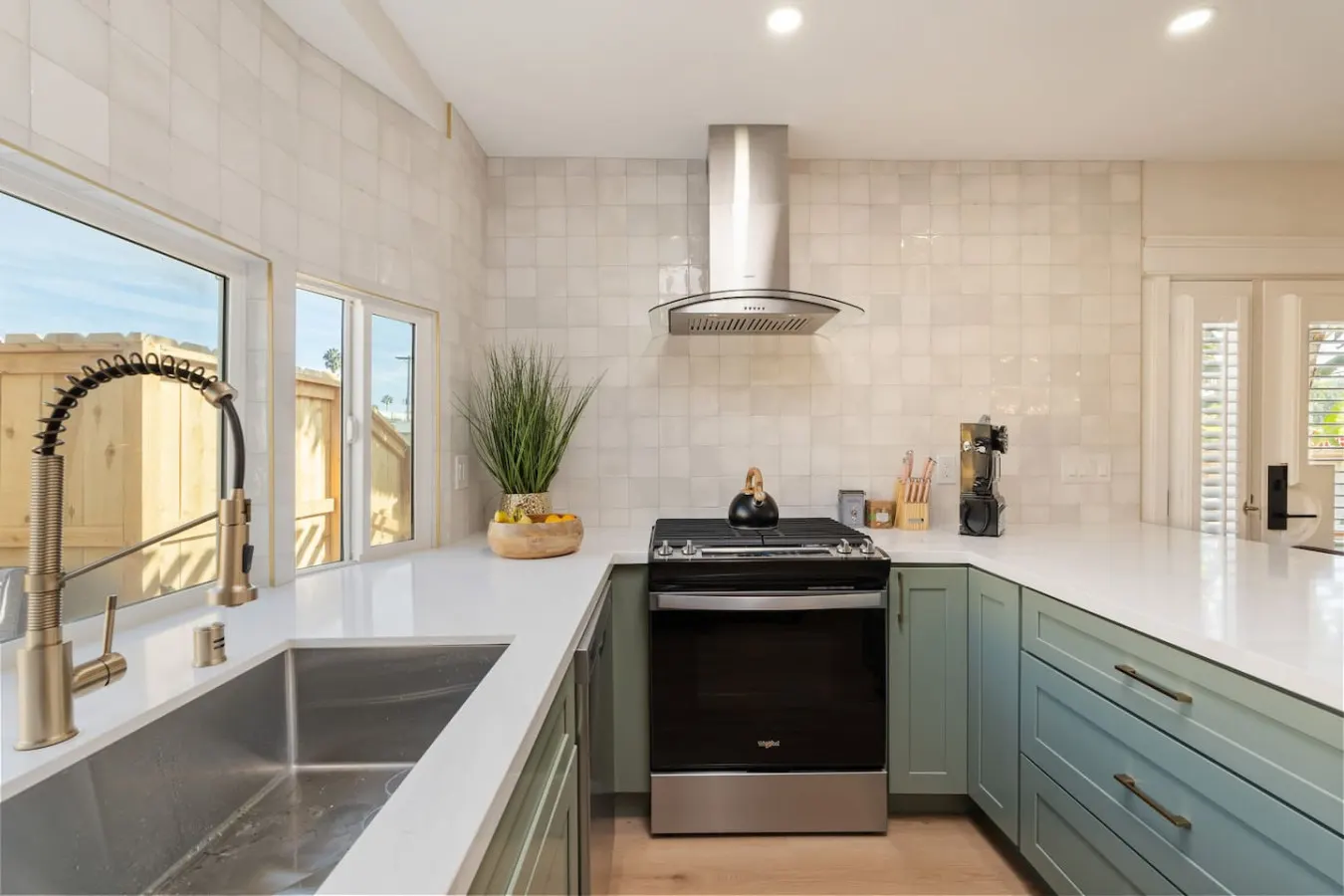 2BR+2BA Hot Tub, Sauna, BBQ, Free Parking! 14