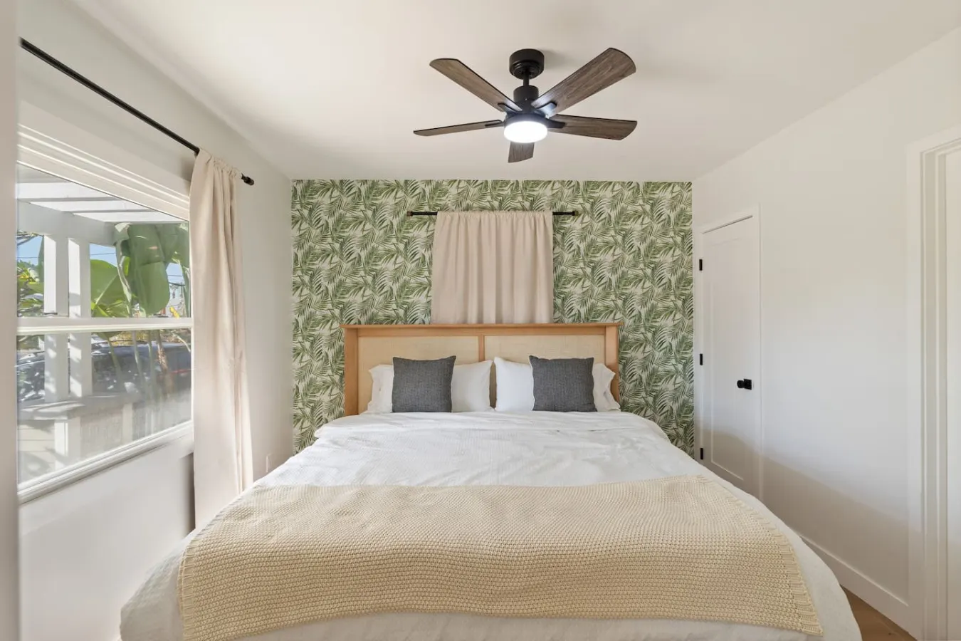 2BR+2BA Hot Tub, Sauna, BBQ, Free Parking! 17