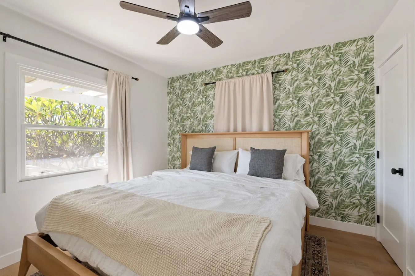 2BR+2BA Hot Tub, Sauna, BBQ, Free Parking! 18
