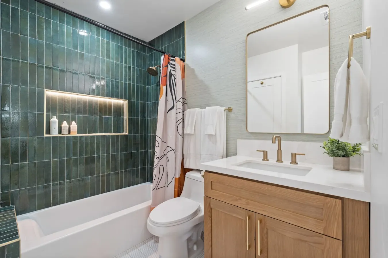 2BR+2BA Hot Tub, Sauna, BBQ, Free Parking! 19