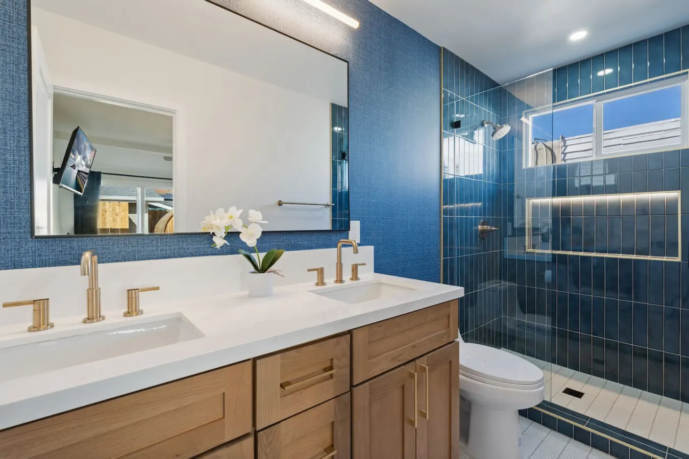 2BR+2BA Hot Tub, Sauna, BBQ, Free Parking! 20