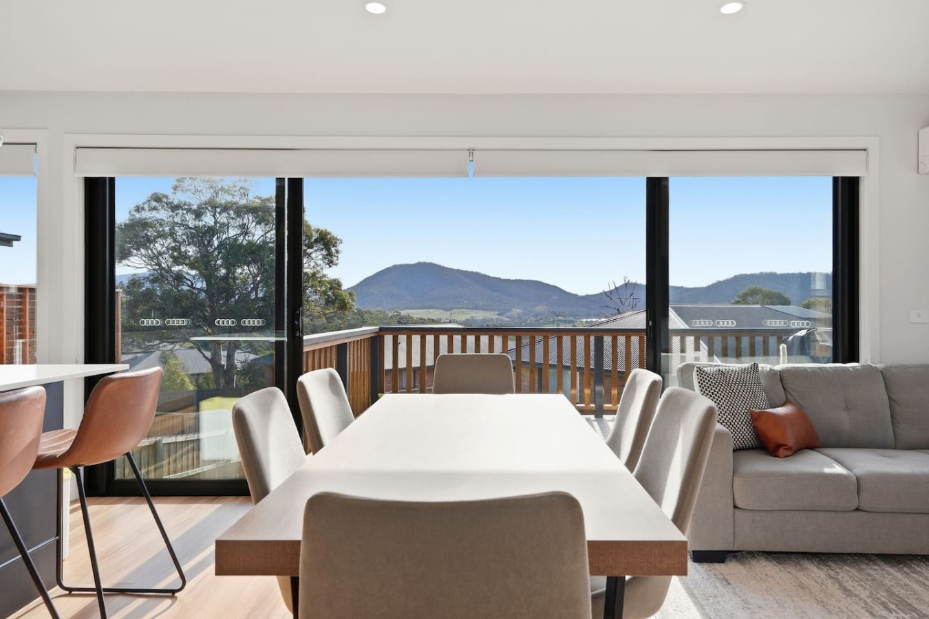 New 3-Bed Home, Sunny Deck & BBQ, 15 min to Hobart — photo 2