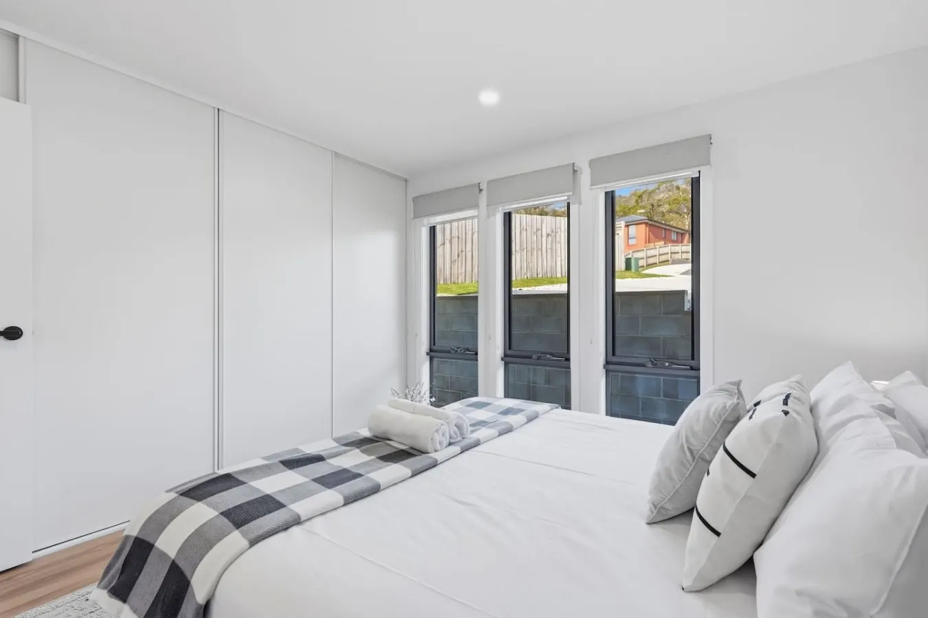New 3-Bed Home, Sunny Deck & BBQ, 15 min to Hobart 9